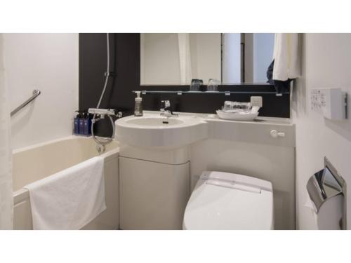 une salle de bain avec des toilettes blanches et un lavabo dans l'établissement Tmark City Hotel Sapporo Odori - Vacation STAY 85601v, à Sapporo