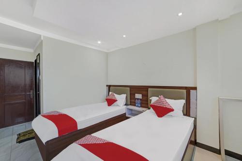 Кровать или кровати в номере Hotel O Wisma Kuta Karang Baru