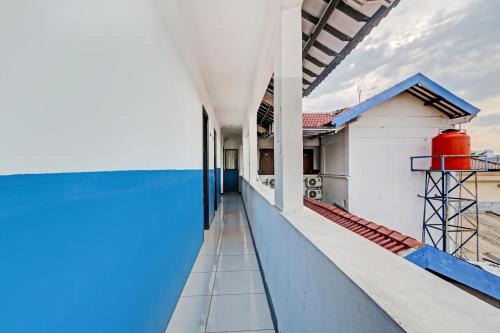 vista sul balcone di una casa con piscina di Hotel O Near Mall Ciputra 2 a Semarang