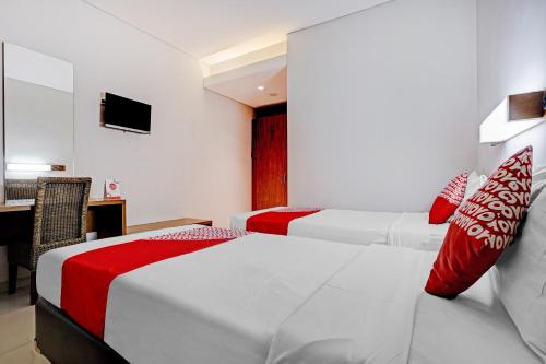 Katil atau katil-katil dalam bilik di Collection O Riau Near Trans Studio Bandung Formerly Hotel Montameri