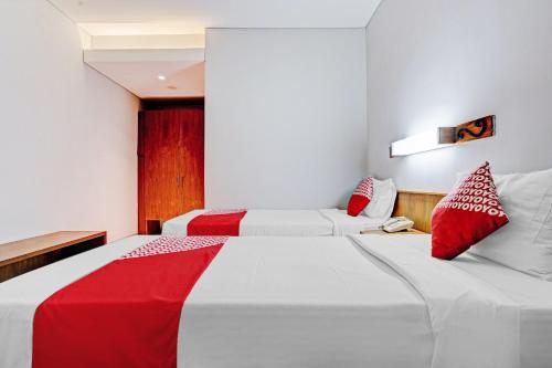 Katil atau katil-katil dalam bilik di Collection O Riau Near Trans Studio Bandung Formerly Hotel Montameri