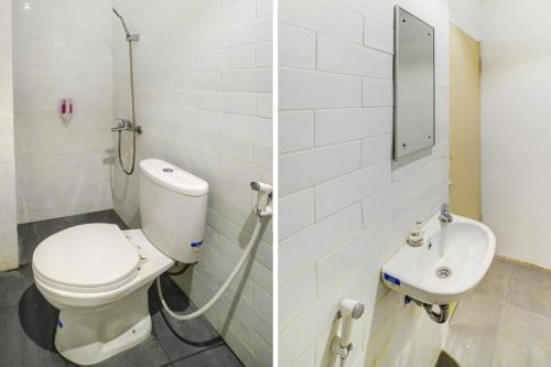 a bathroom with a toilet and a sink at Hotel O Gamacity Residence in Pulauberayan Dadap