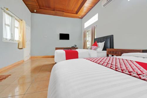 TV a/nebo společenská místnost v ubytování OYO Life 11350O Hotel R Cantika Syariah