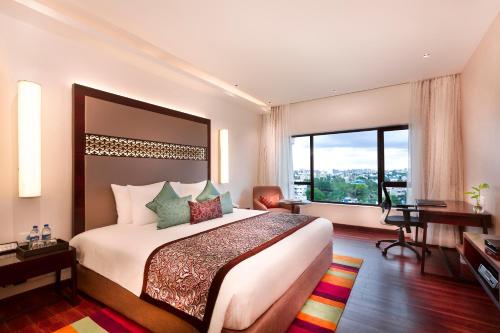 Postel nebo postele na pokoji v ubytování Grand Chennai by GRT Hotels