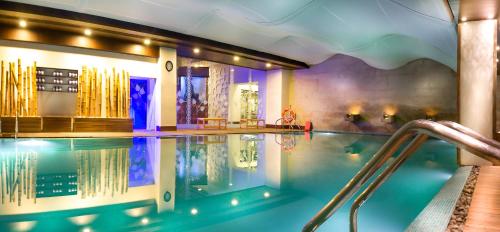 Bazén v ubytování Grand Chennai by GRT Hotels nebo v jeho okolí
