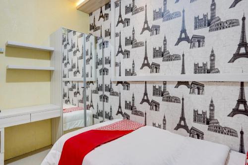 a bedroom with a mural of the eiffel tower at OYO Life 90606 Glass House Citraland Syariah in Surabaya