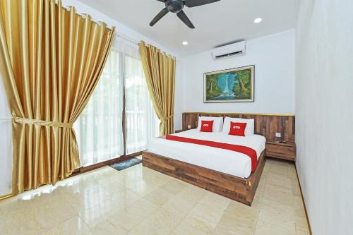 a bedroom with a bed and a large window at Hotel O Jentayu Homestay Pontian in Pontian Kecil