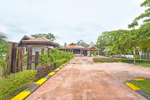 a dirt road in front of a house at Hotel O Jentayu Homestay Pontian in Pontian Kecil