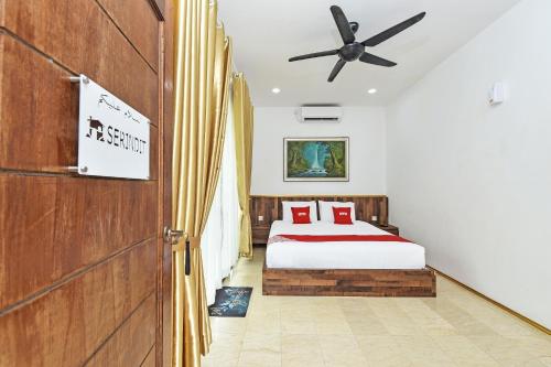 a bedroom with a bed and a ceiling fan at Hotel O Jentayu Homestay Pontian in Pontian Kecil