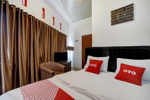 Postel nebo postele na pokoji v ubytování OYO 90645 Karisma Residence