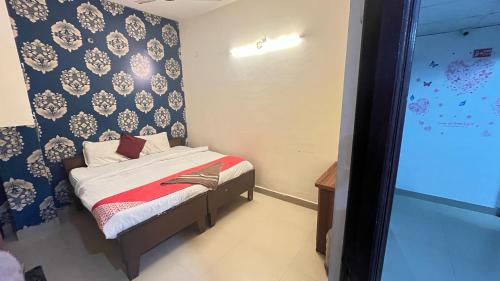 Postel nebo postele na pokoji v ubytování Hotel O Tara Patel