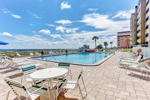 A piscina localizada em Oceanview Upper Unit Condo ou nos arredores