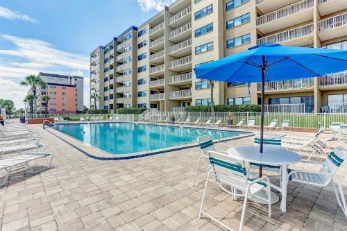 A piscina localizada em Oceanview Upper Unit Condo ou nos arredores
