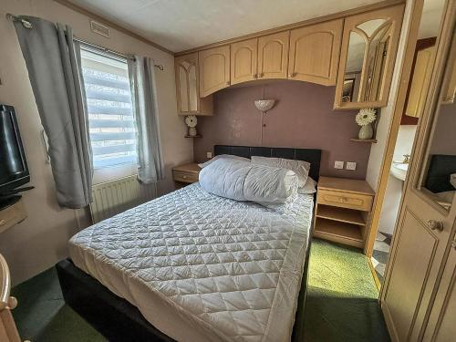 A bed or beds in a room at Lovely Caravan With Large Decking At Southview Holiday Park Ref 33108S