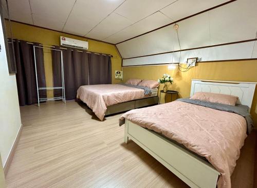 Una cama o camas en una habitación de Mini waterpark Pool BBQ Karaoke Game Station Luxury Villa 40pax A famosa resort Lot 1054