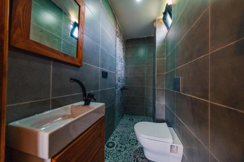 un bagno con lavandino e WC di Kartepe Maşukiye de 2 oda1 salon Özel Havuzlu - Şömineli -Muhafazakar 5 Kişilik Bungalov a Korfez