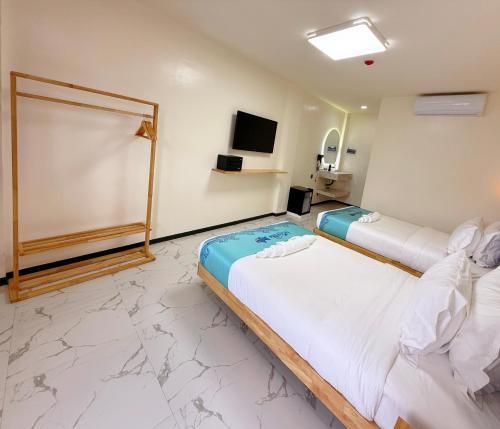 Łóżko lub łóżka w pokoju w obiekcie LuckyTito Divers Resort Boracay Island