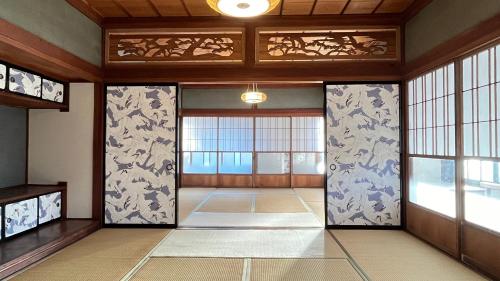 a japanese room with at 城下町小諸の古民家 - 町屋の隠れ宿-椛庵 Japanese old folk house - momijian in Komoro