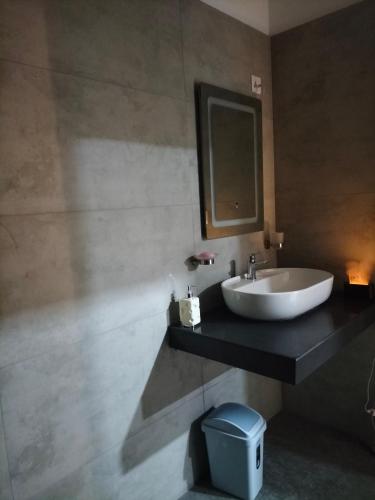 a bathroom with a sink and a mirror at NN Stayz in Negombo