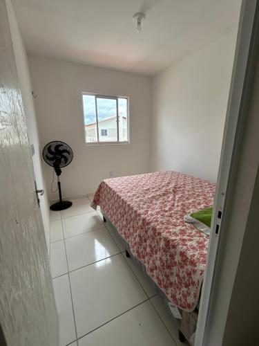 a small room with a bed and a window at Casa em Parnaíba 6km praia in Parnaíba