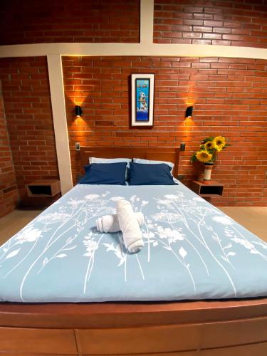 a bedroom with a bed with two towels on it at The Lookout Hideaway in Baños