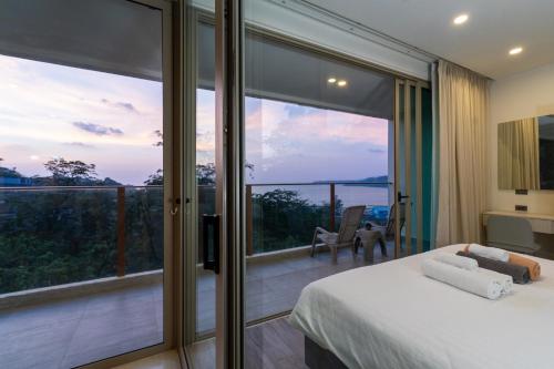 Кровать или кровати в номере Oceana Sea View - Kamala Beach
