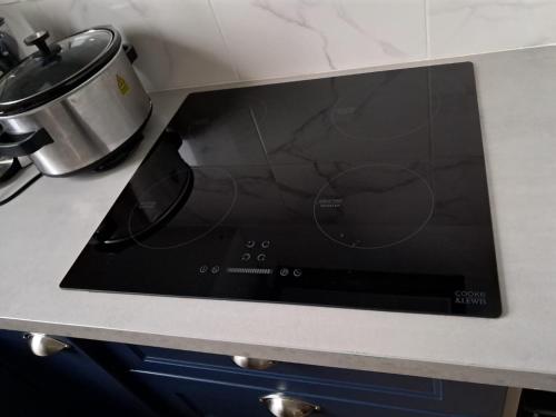 d'un four avec cuisinière. dans l'établissement 4 pieces disponible, à Nanterre