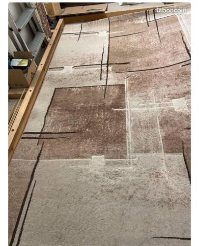 - une vue sur l'étage d'un immeuble dans l'établissement 4 pieces disponible, à Nanterre