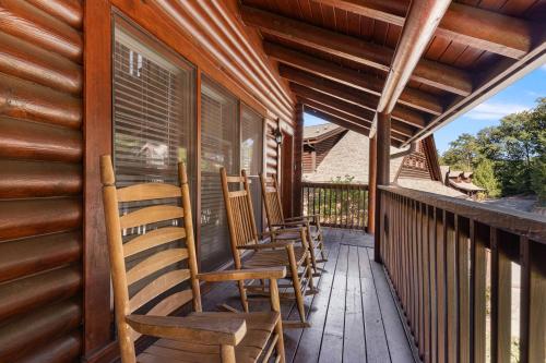 ピジョン・フォージにあるDollywood Lane Hideawayの小屋の玄関に座る椅子
