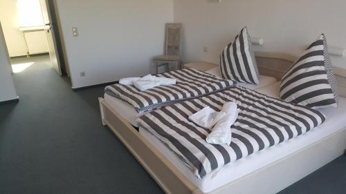 Postel nebo postele na pokoji v ubytování Hotel Restaurant Teichaue