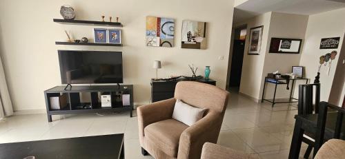 Μια τηλεόραση ή/και κέντρο ψυχαγωγίας στο Big 2br Apartment close to the sea and Golf course