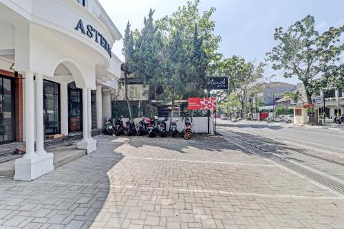 a group of motorcycles parked in front of a building at Collection O Riau Near Trans Studio Bandung Formerly Asteria Hotel in Bandung
