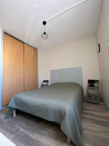 une chambre avec un grand lit dans une pièce dans l'établissement Le Cap d Agde, au Cap d'Agde