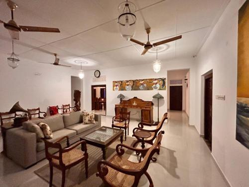Ruang duduk di Villa Kaiydee