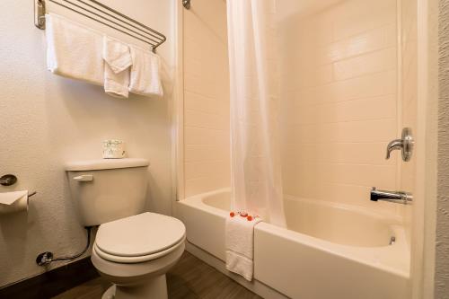 Bilik mandi di Newport Inn By OYO - Hwy 101