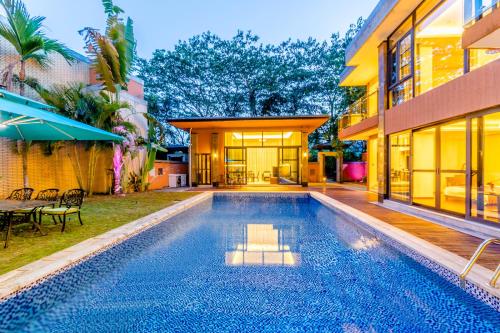a swimming pool in the backyard of a house at 福湾海涛 in Sanya