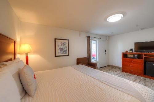 Katil atau katil-katil dalam bilik di Newport Inn By OYO - Hwy 101