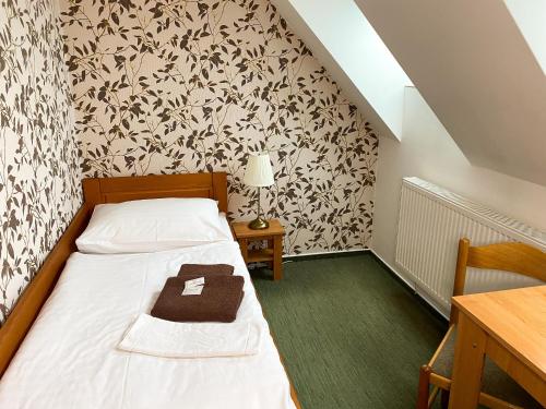 Postel nebo postele na pokoji v ubytování Hotel Koruna