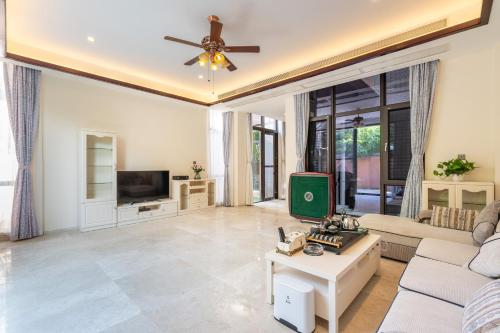 a living room with a couch and a tv at 福湾海涛 in Sanya