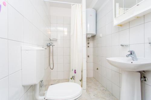 Ein Badezimmer in der Unterkunft Apartments Lavanda 1