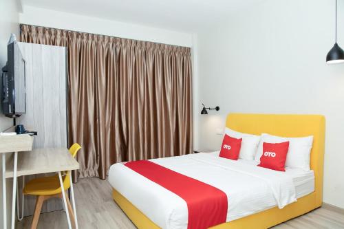 Postel nebo postele na pokoji v ubytování Capital O 90406 Mirani Hotel