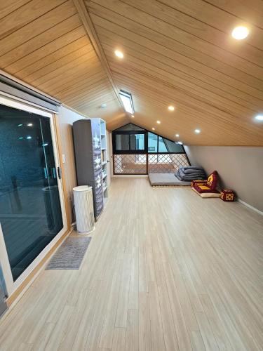 Φωτογραφία από το άλμπουμ του Near World cup stadium New, full optioned, huge house σε Goyang