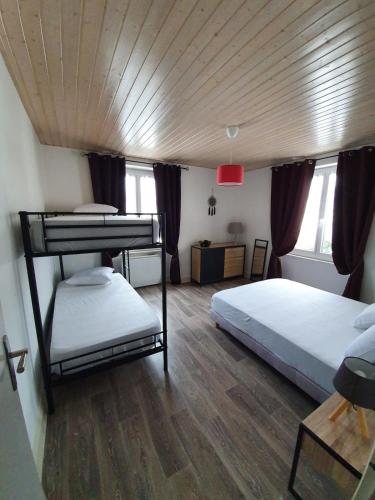 - une chambre avec deux lits superposés et un plafond en bois dans l'établissement Chez Carine et Jonathan 1er etage, à Gérardmer