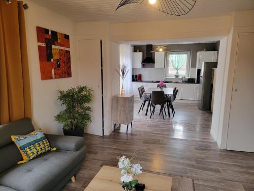 un salon avec un canapé et une salle à manger dans l'établissement Chez Carine et Jonathan 1er etage, à Gérardmer