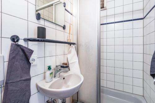a small bathroom with a sink and a shower at Sonnige Wohnung im Markgräflerland in Efringen-Kirchen