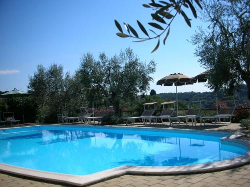 Enjoy the Tuscan landscape in a farmhouse with pool and wifiの敷地内または近くにあるプール