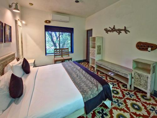 a bedroom with a large bed and a window at Tathastu Pench in Khawāsa