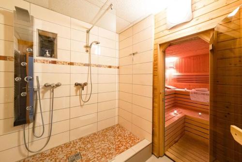 ein Bad mit ebenerdiger Dusche und ebenerdiger Dusche in der Unterkunft Hotel Moselsteig in Osann-Monzel