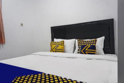 Postel nebo postele na pokoji v ubytování OYO 90928 Wisma Asri Putra Syariah