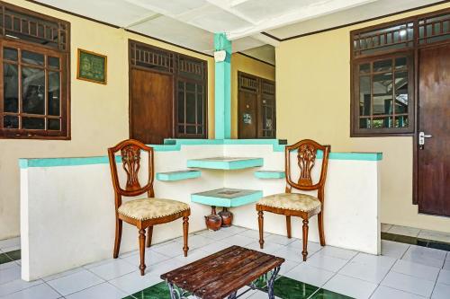 Ruang duduk di Hotel O Wisma Asri Putra Syariah
